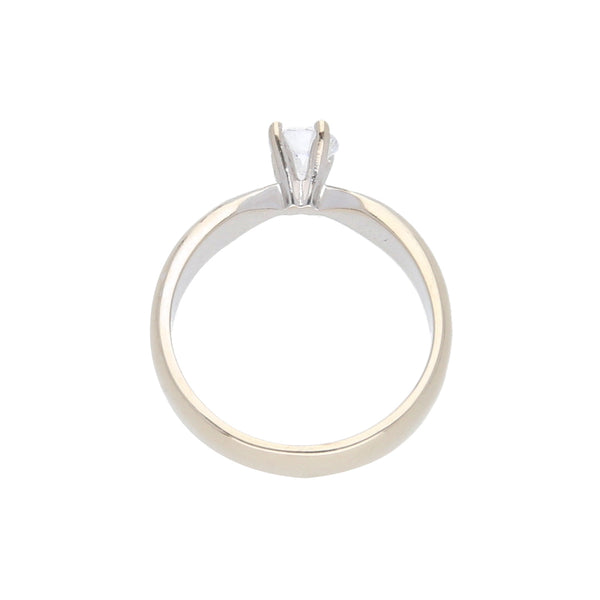 Anillo diseño italiano con sintético en oro blanco 14 kilates.