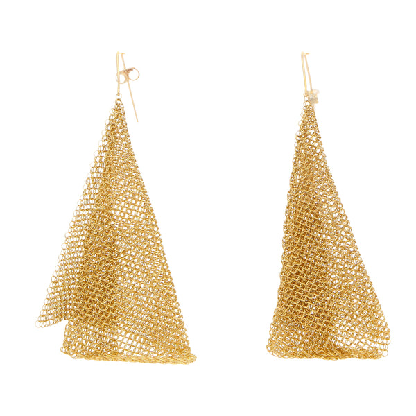 Aretes estilizados con colgantes tejidos firma Tiffany & Co. en oro amarillo 18 kilates.
