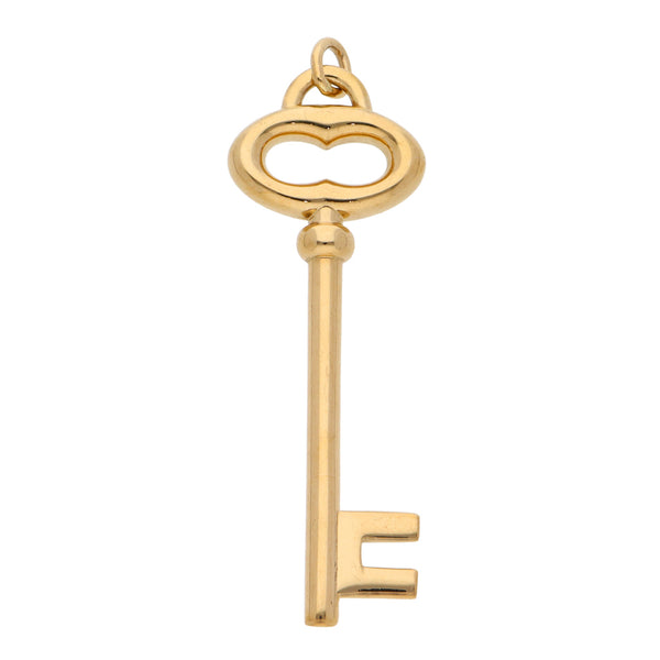 Dije estilizado motivo llave firma Tiffany & Co. en oro amarillo 18 kilates.