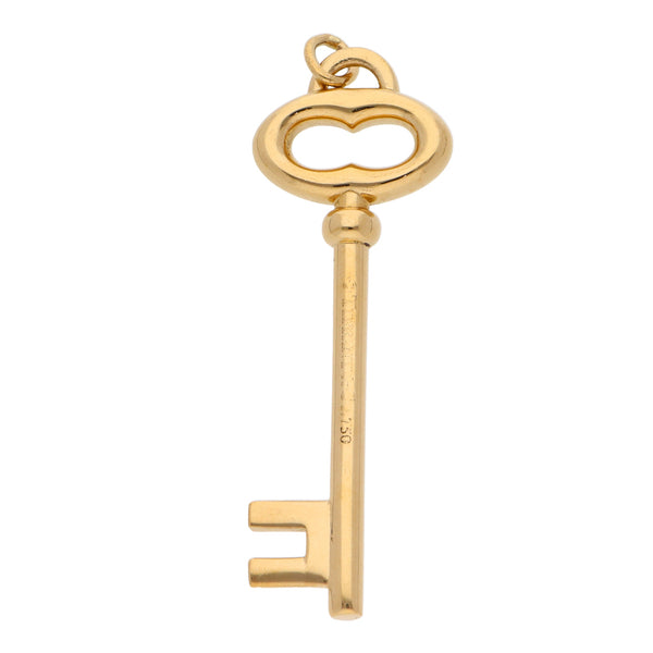 Dije estilizado motivo llave firma Tiffany & Co. en oro amarillo 18 kilates.