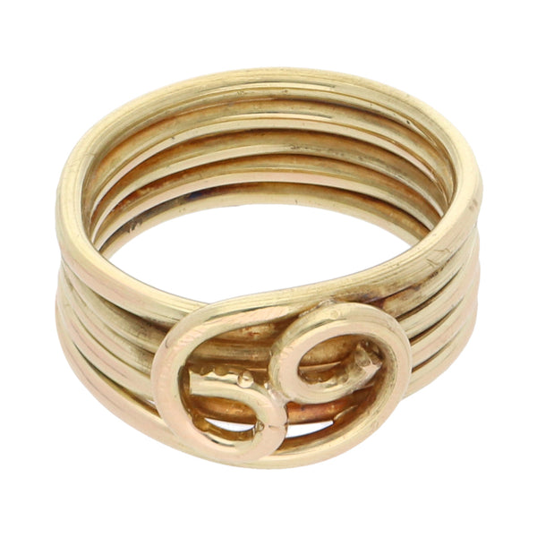 Anillo estilizado en oro amarillo 18 kilates.