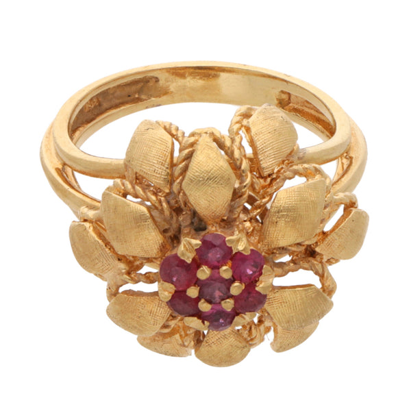 Anillo estilizado motivo floral con rubíes en oro amarillo 18 kilates.