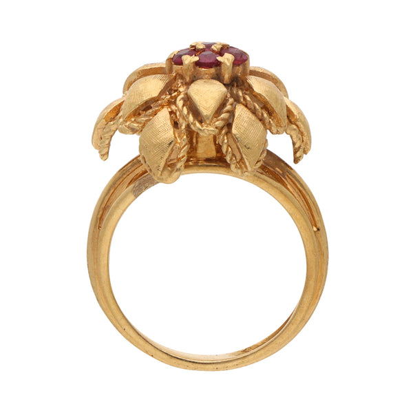 Anillo estilizado motivo floral con rubíes en oro amarillo 18 kilates.