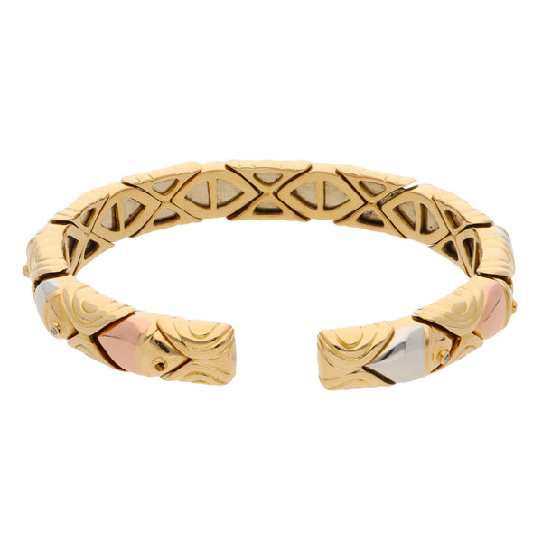 Brazalete hechura abierta con diamantes firma Bvlgari en oro dos tonos 18 kilates.