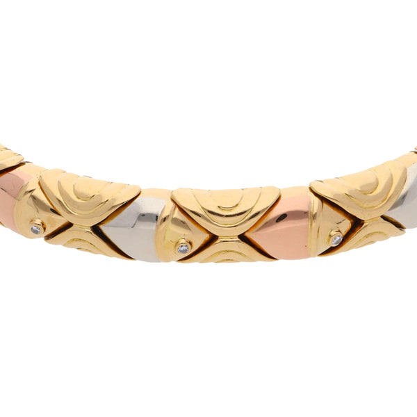 Brazalete hechura abierta con diamantes firma Bvlgari en oro dos tonos 18 kilates.