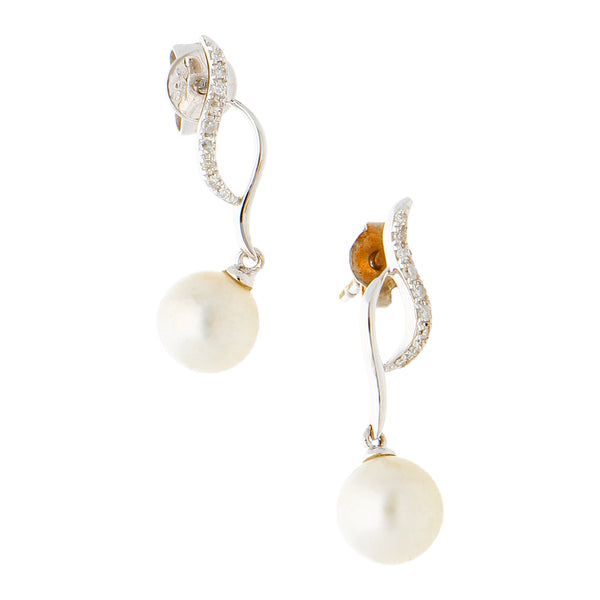 Broqueles hechura especial con perlas y diamantes en oro blanco 14 kilates.