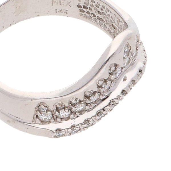 Anillo hechura especial con diamantes en oro blanco 14 kilates.