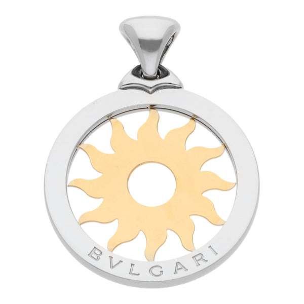 Dije hechura especial motivo sol firma Bvlgari en acero y oro amarillo 18 kilates.