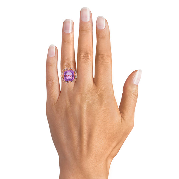 Anillo hechura especial con amatista diamantes y sintéticos en oro rosa 14 kilates.