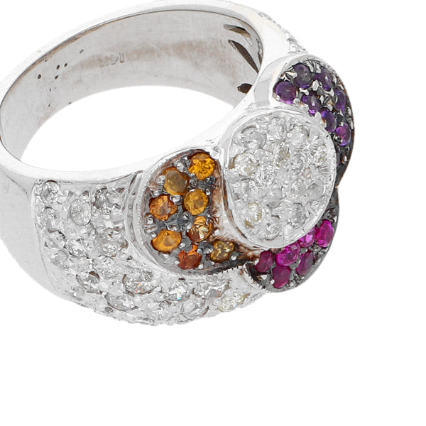 Anillo hechura especial con diamantes y gemas en oro blanco 14 kilates.