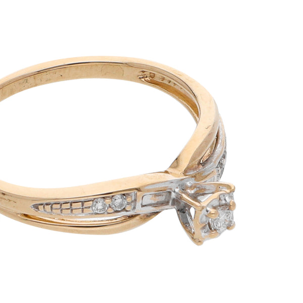 Anillo hechura especial con diamantes en oro dos tonos 14 kilates.