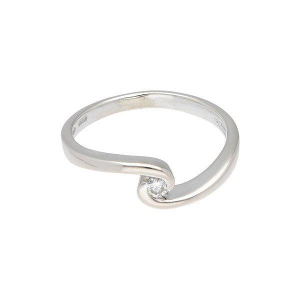 Anillo solitario con diamante en oro blanco 18 kilates.