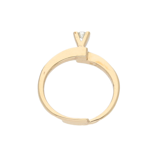 Anillo solitario con diamante en oro amarillo 14 kilates.