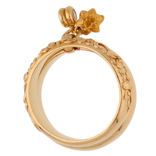 Alianza dos piezas hechura especial motivo floral con diamantes firma Carrera y Carrera en oro amarillo 18 kilates.