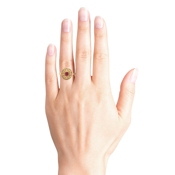Juego de anillo y aretes hechura especial con diamantes y sintéticos en oro amarillo 18 kilates.