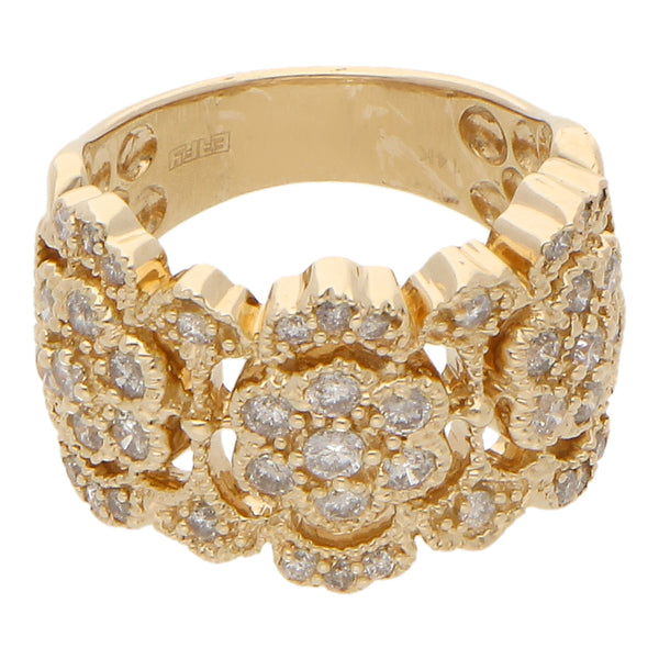 Anillo calado motivo flores con diamantes en oro amarillo 14 kilates.