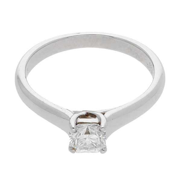 Anillo solitario con diamante firma Tiffany & Co. en platino.