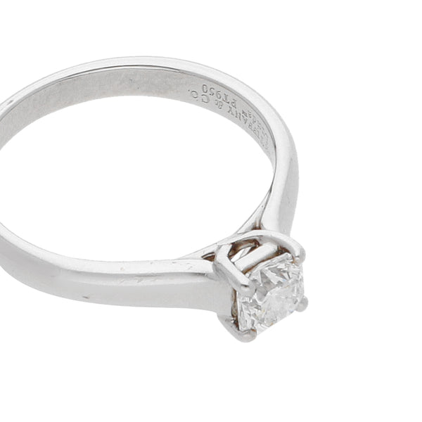 Anillo solitario con diamante firma Tiffany & Co. en platino.