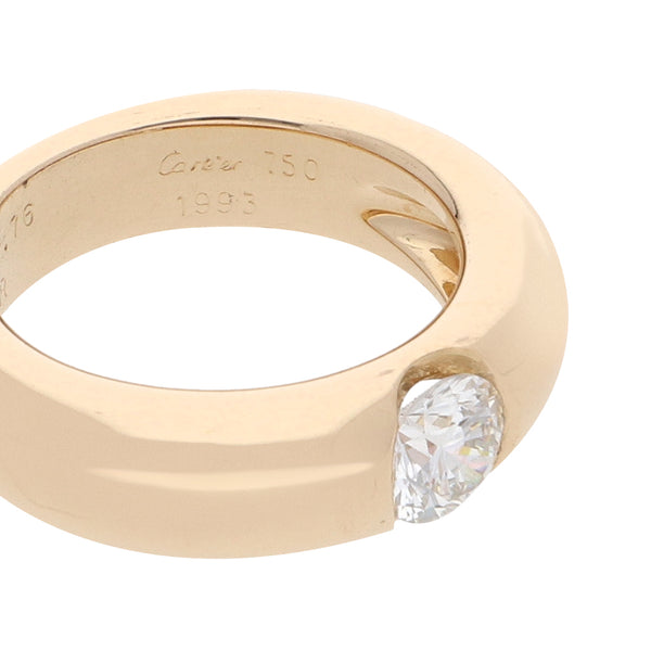 Anillo hechura especial con diamante firma Cartier en oro amarillo 18 kilates.