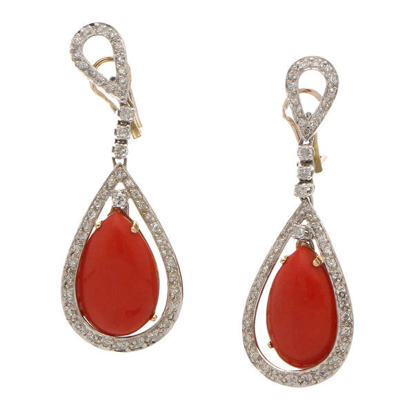 Aretes hechura especial con diamantes y coral en oro dos tonos 18 kilates.