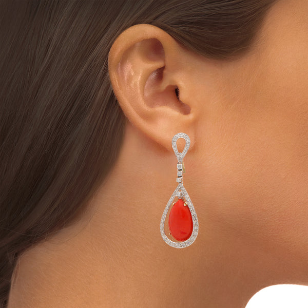 Aretes hechura especial con diamantes y coral en oro dos tonos 18 kilates.