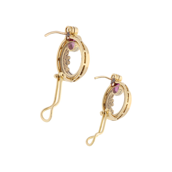 Aretes hechura especial con diamantes y gemas en oro amarillo 18 kilates.