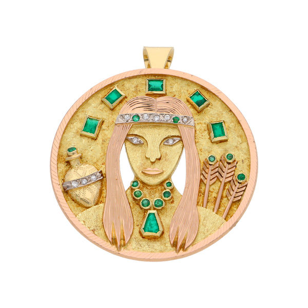 Dije hechura especial motivo nativo con diamantes y esmeraldas en oro tres tonos 18 kilates.
