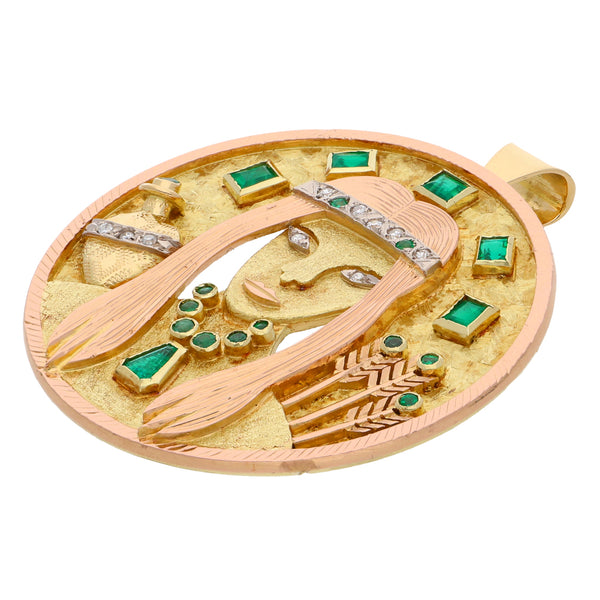 Dije hechura especial motivo nativo con diamantes y esmeraldas en oro tres tonos 18 kilates.