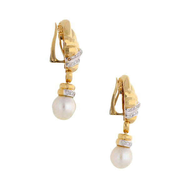 Aretes hechura especial con diamantes y perlas en oro dos tonos 18 kilates.