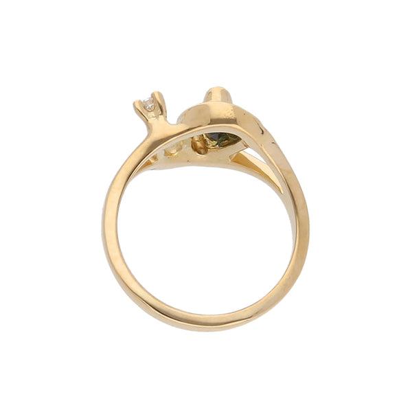 Anillo calado con zafiro y diamante en oro amarillo 18 kilates.