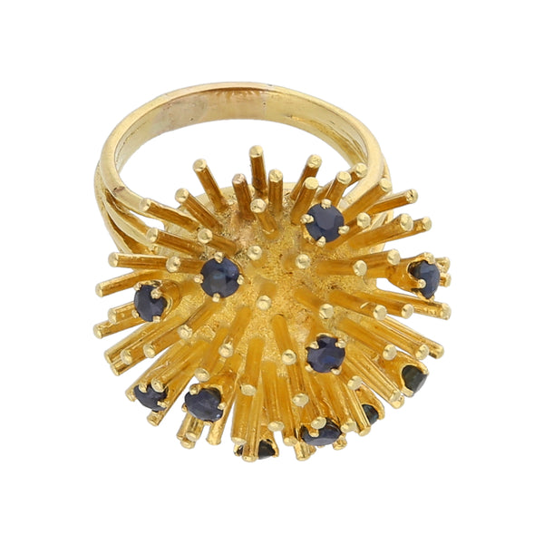 Anillo estilizado con zafiros en oro amarillo 18 kilates.