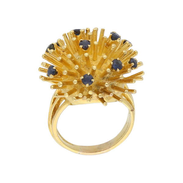 Anillo estilizado con zafiros en oro amarillo 18 kilates.