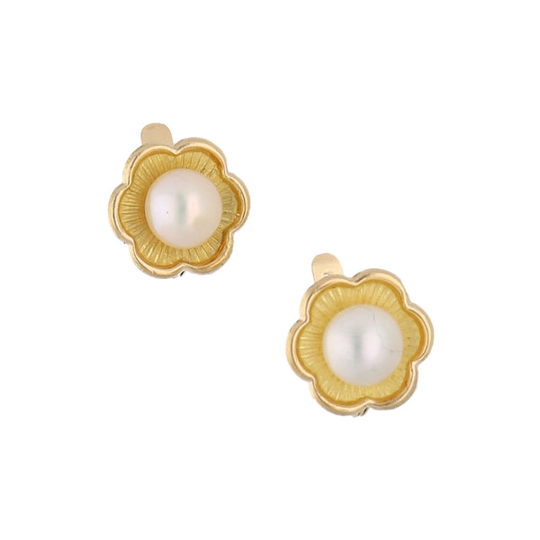 Aretes estilizados motivo flor con perlas en oro amarillo 18 kilates.