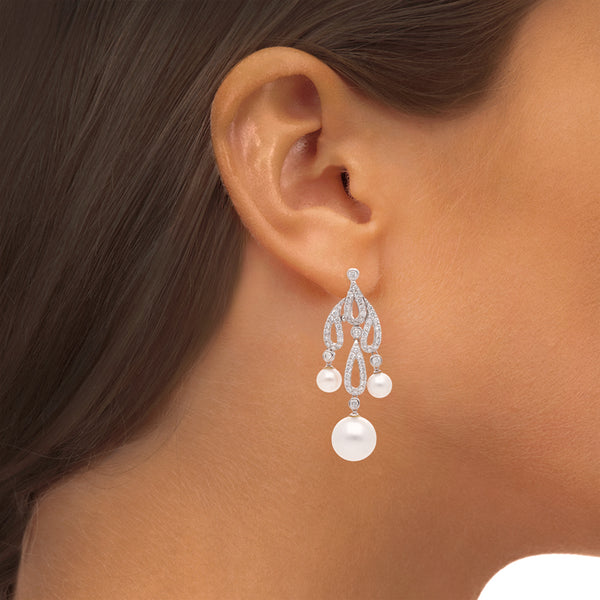 Aretes hechura especial con colgantes diamantes y perlas en oro blanco 18 kilates.