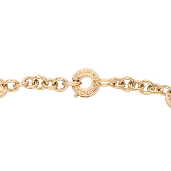 Pulsera eslabón cruzado firma Bvlgari en oro amarillo 18 kilates.