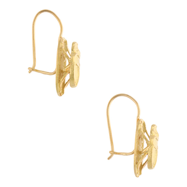 Aretes calados motivo escarabajo en oro amarillo 18 kilates.