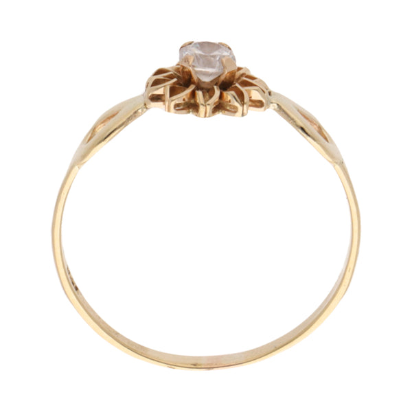 Anillo calado con circonia motivo flor en oro amarillo 14 kilates.