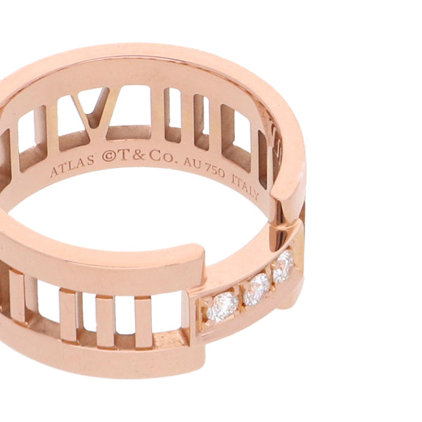 Argolla calada motivo números romanos firma Tiffany & Co. modelo Atlas con diamantes en oro rosa 18 kilates.