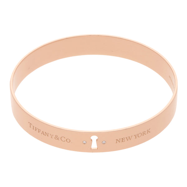 Brazalete motivo cerradura firma Tiffany & Co. con diamantes en oro rosa 18 kilates.