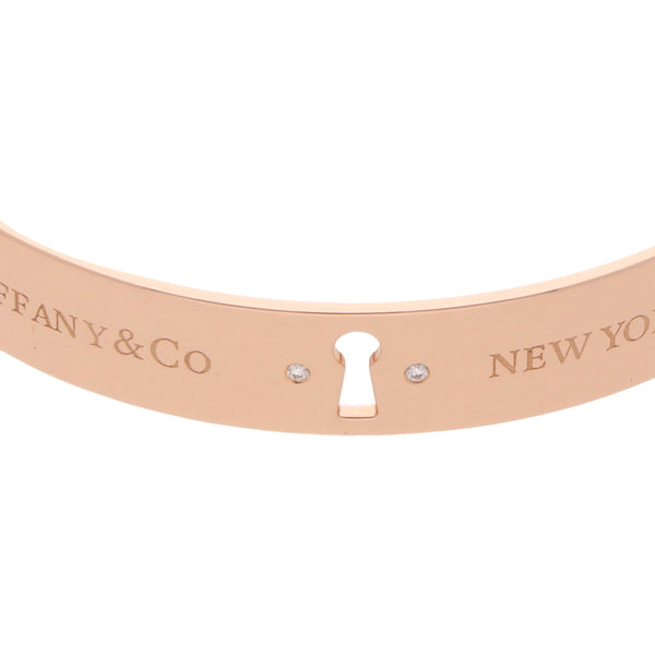 Brazalete motivo cerradura firma Tiffany & Co. con diamantes en oro rosa 18 kilates.