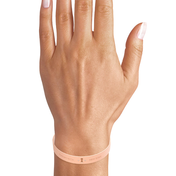 Brazalete motivo cerradura firma Tiffany & Co. con diamantes en oro rosa 18 kilates.