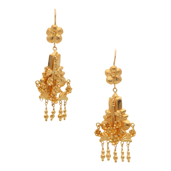 Aretes diseño especial motivo floral con colgantes en oro amarillo 18 kilates.