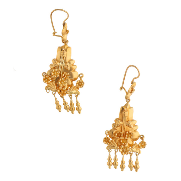 Aretes diseño especial motivo floral con colgantes en oro amarillo 18 kilates.