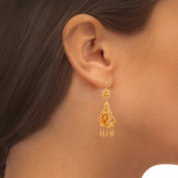 Aretes diseño especial motivo floral con colgantes en oro amarillo 18 kilates.