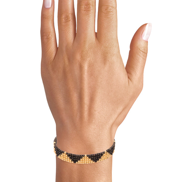 Pulsera hechura italiana abierta boleada con esmalte en oro amarillo 14 kilates.