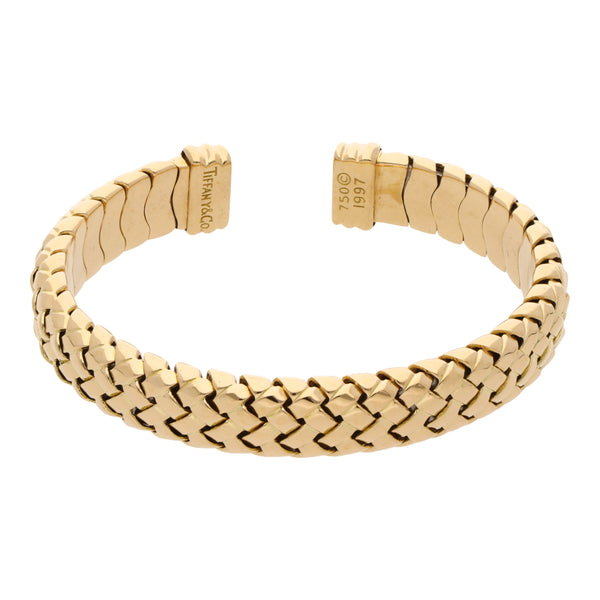 Brazalete abierto firma Tiffany & Co. en oro amarillo 18 kilates.