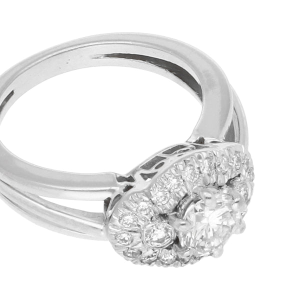 Anillo hechura especial con diamantes en oro blanco 18 kilates.