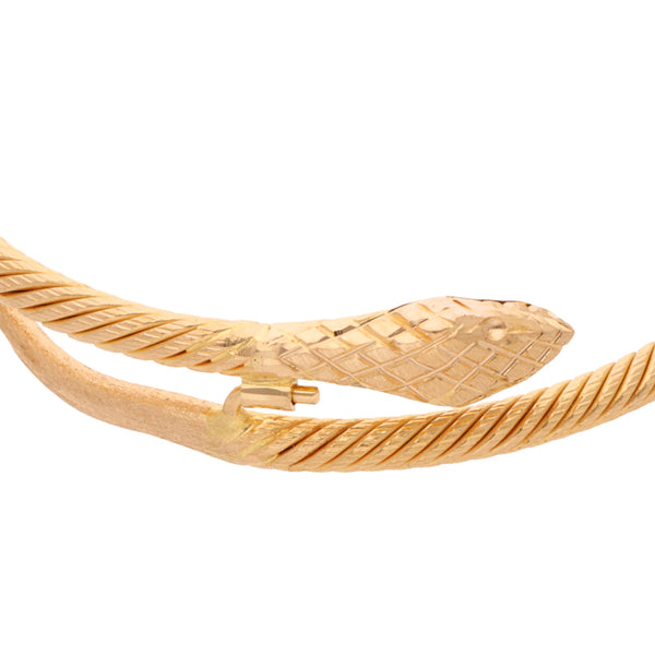 Brazalete estriado motivo serpiente en oro amarillo 18 kilates.