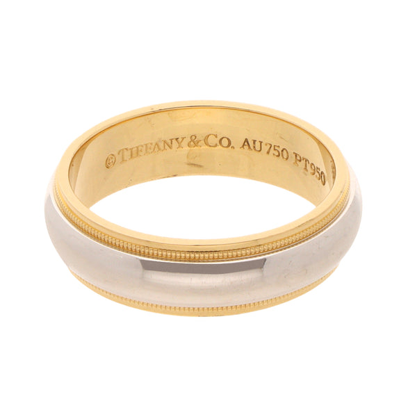 Argolla estriada firma Tiffany & Co. en platino 950 y oro amarillo 18 kilates.