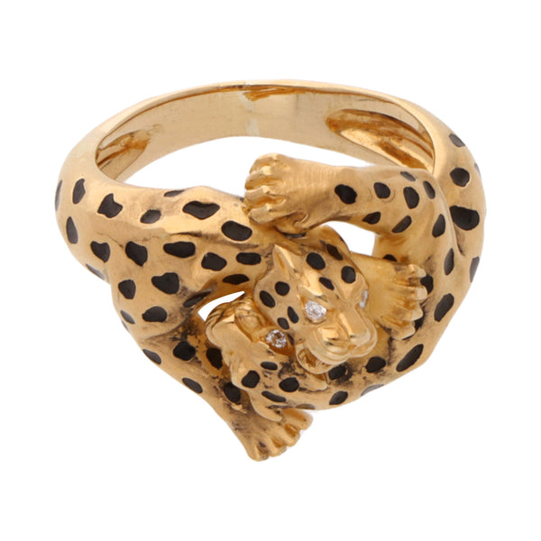 Anillo estilizado motivo felinos con diamantes y esmalte en oro amarillo 18 kilates.